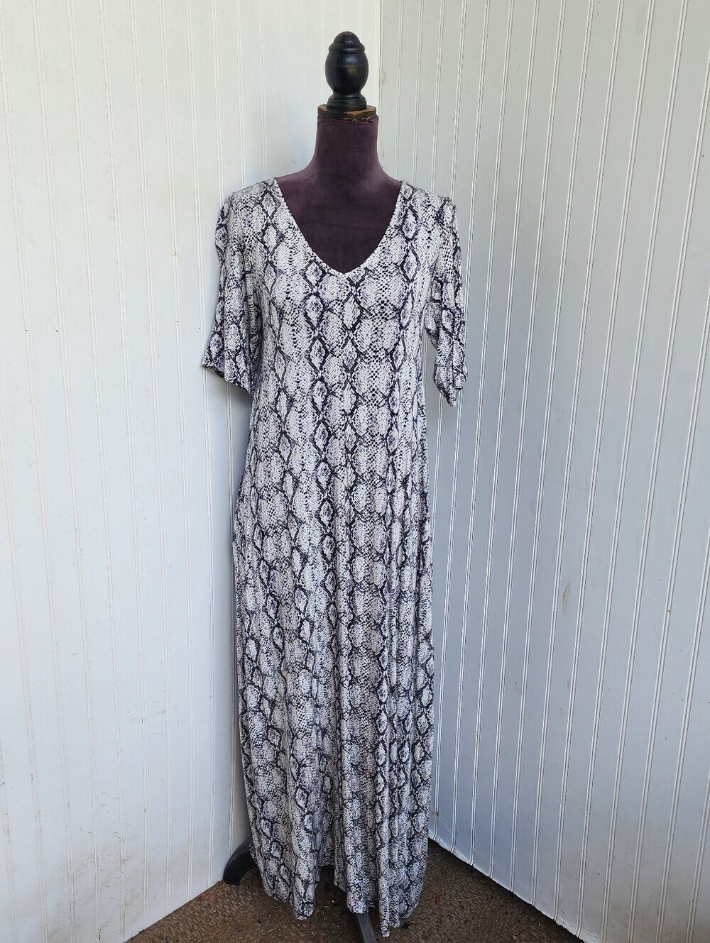 Zenana Snake Print Black White Stretch Rayon Maxi Dress V-Neck Comfort Pockets S